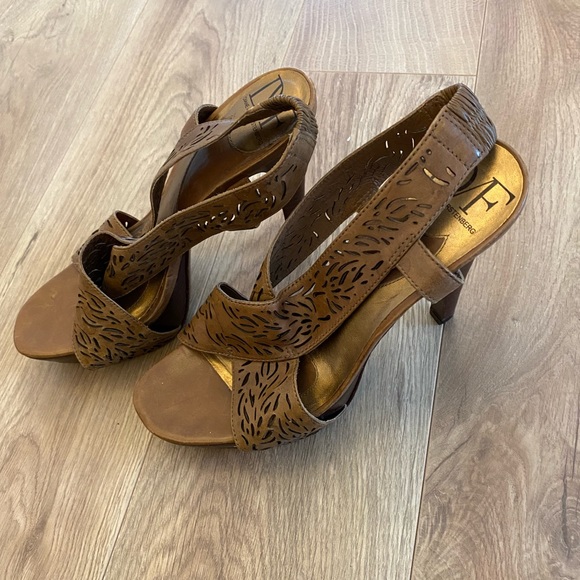 Diane Von Furstenberg (DVF) laser-cut brown leather heels - Picture 3 of 4